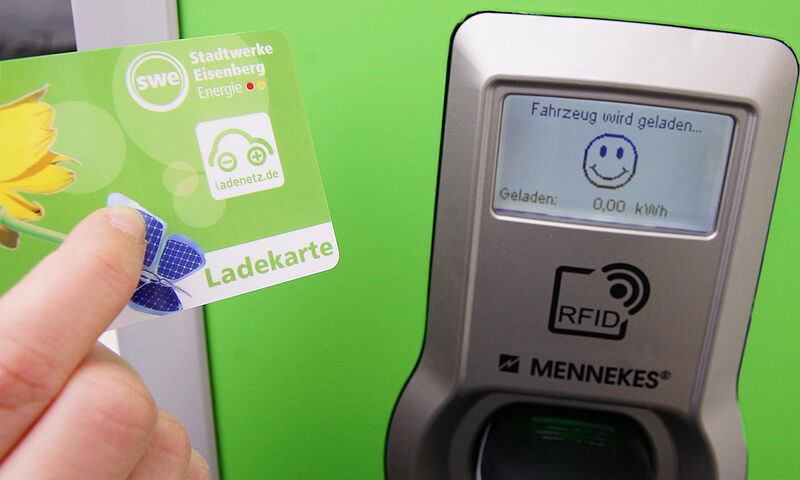 Ladekarte an einer Ladesäule der SWEE