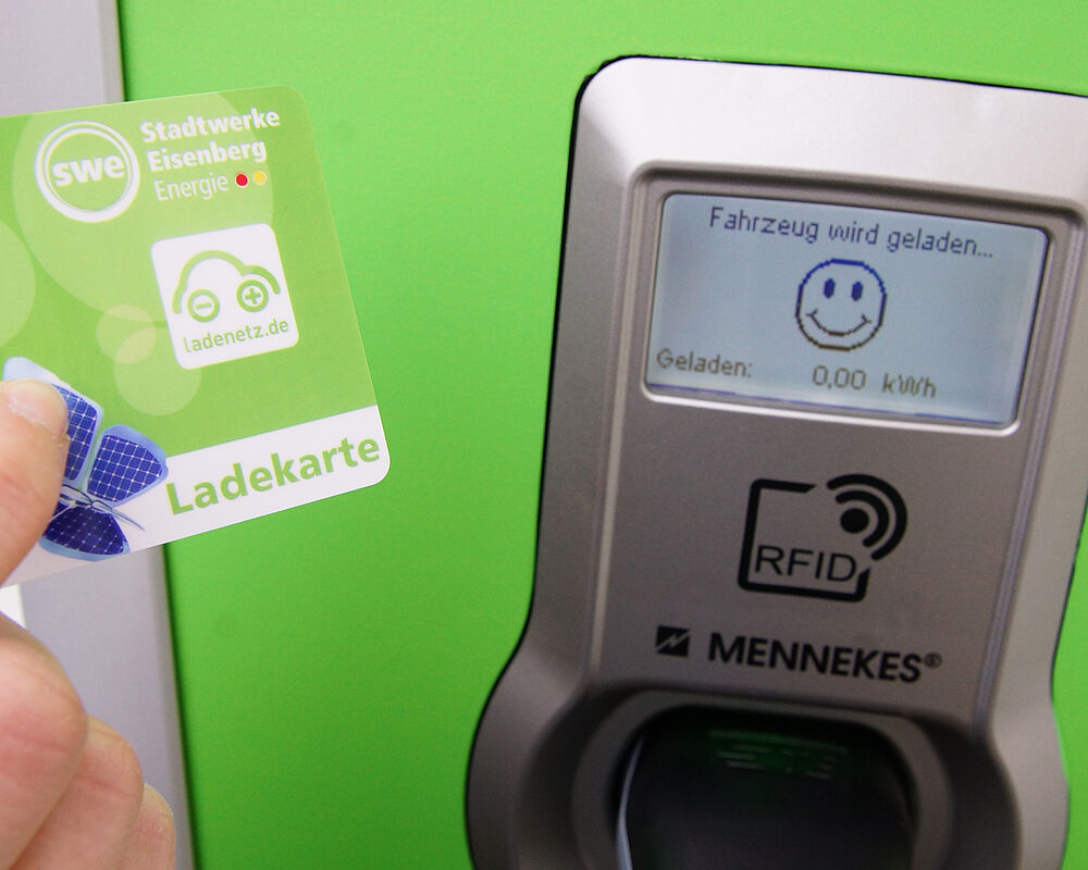 Ladekarte an einer Ladesäule der SWEE