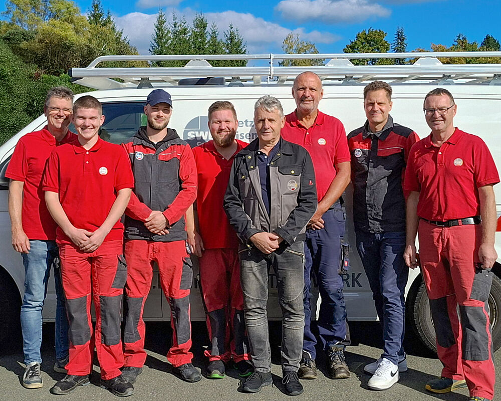 Ein Gruppenbild der Ableser der Netzgesellschaft Eisenberg vor dem Firmenfahrzeug